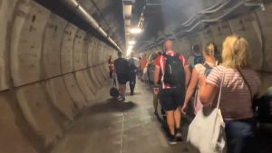 İngiltere’de yüzlerce yolcu Manş Tüneli’nde saatlerce mahsur kaldı