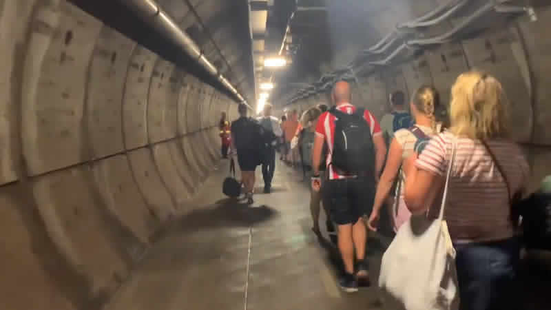 İngiltere’de yüzlerce yolcu Manş Tüneli’nde saatlerce mahsur kaldı