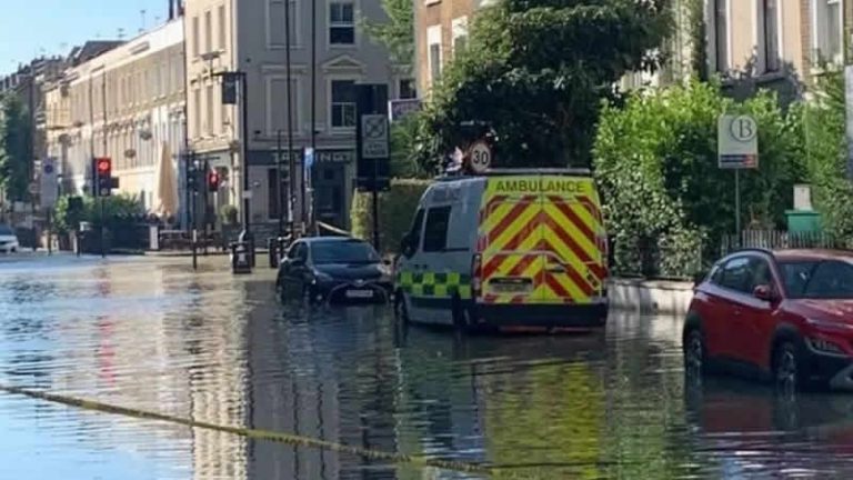 Londra’da su borusu patladı, sokaklar göle döndü