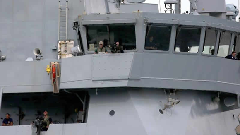 İngiltere’nin en büyük savaş gemisi, ABD’ye hareketinden kısa süre sonra arızalandı