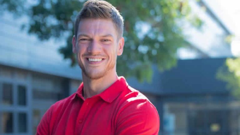 İskoçya’da ücretsiz regl ürünleri yasasını uygulayacak ilk memurun erkek olması tartışma yarattı