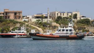 İtalya’nın Lampedusa Adası düzensiz göçmen yükünü karşılamaya çalışıyor