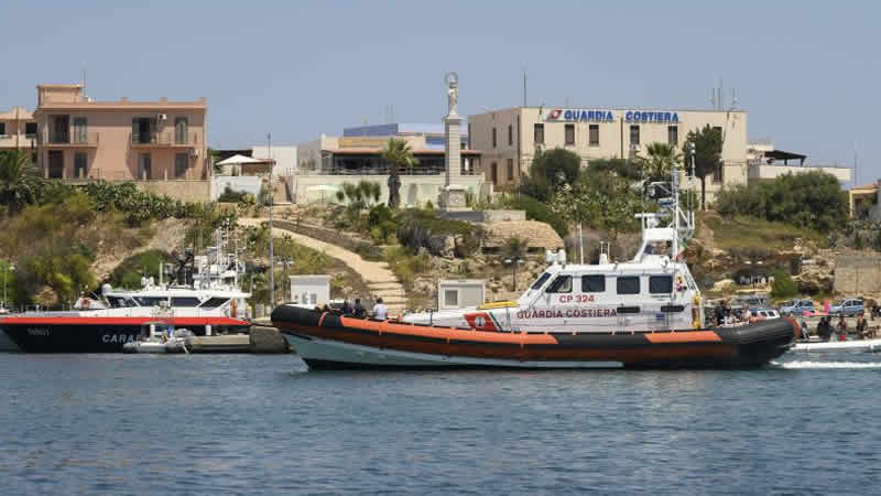 İtalya’nın Lampedusa Adası düzensiz göçmen yükünü karşılamaya çalışıyor