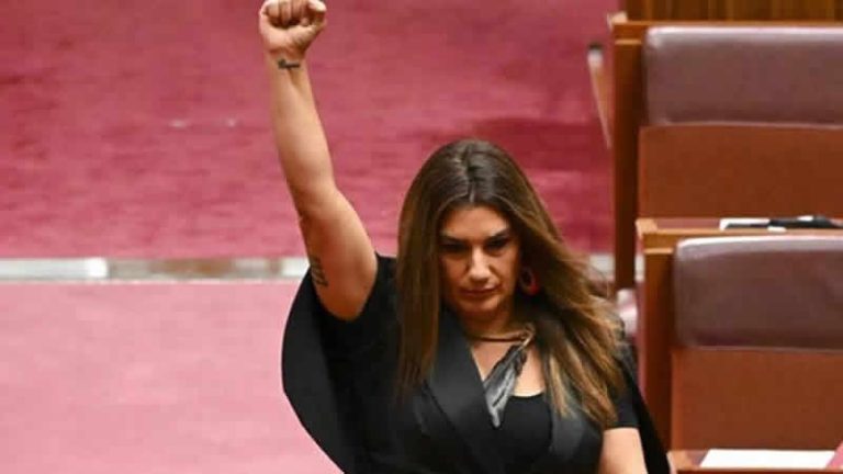 Avustralyalı senatör meclis yemininde Kraliçe Elizabeth için ‘sömürgeci’ ifadesini kullandı