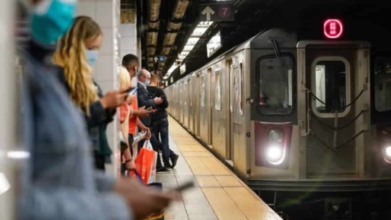 Metroda ‘sörf’ yapmaya çalıştı, kolu koptu