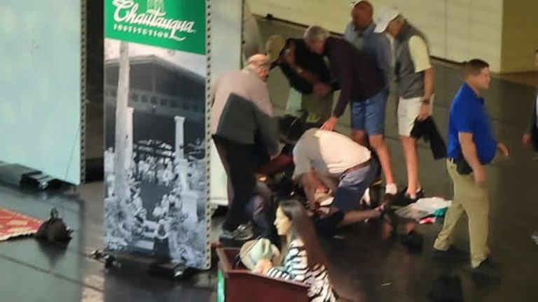 Sahnede bıçaklı saldırıya uğrayan yazar Salman Rüşdi, solunum cihazına bağlandı