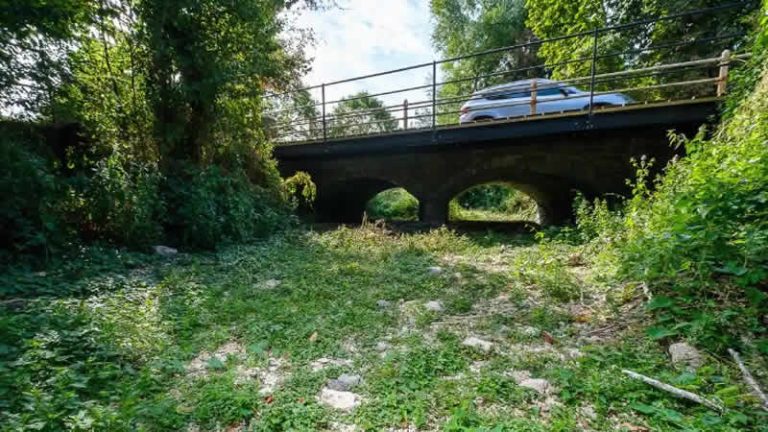 Thames Nehrinin kaynağı, sıcak hava dalgasının etkisiyle kurumaya başladı