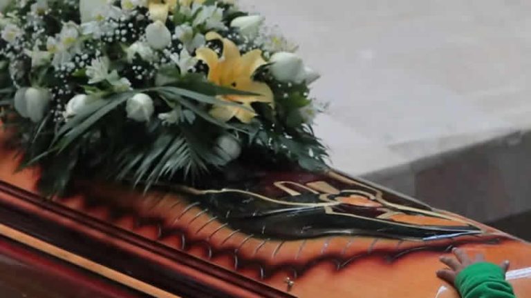 Alkolün dozunu kaçıran adam tabutun içinde uyuyunca diri diri gömüldü