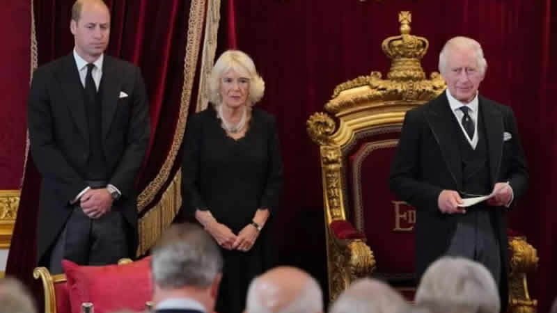 3. Charles resmen Kral ilan edildi