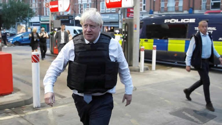 İngiltere Başbakanı Boris Johnson polisin uyuşturucu baskınına katıldı