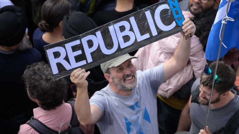 Britanya’da monarşi karşıtı Republic gözaltılara rağmen durmayacağını açıkladı