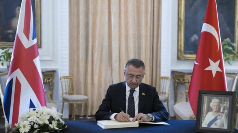 Cumhurbaşkanı Yardımcısı Oktay: “Kraliçe istikrar timsali olmuştur”