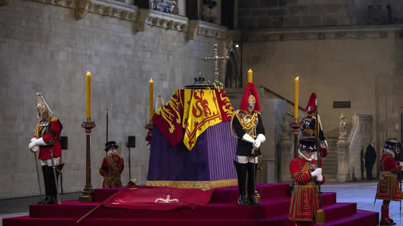 Elizabeth’in tabutunun yanında nöbet tutan asker bayıldı