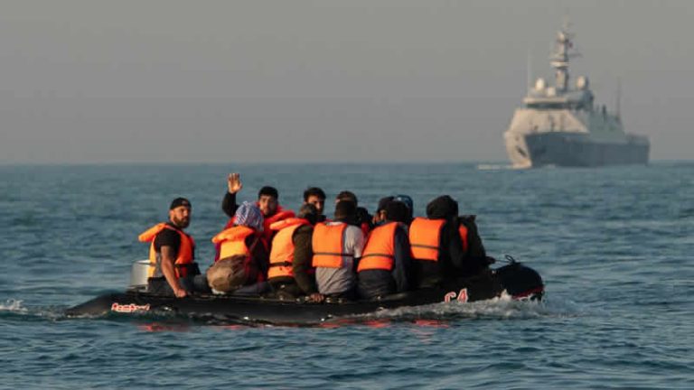 Fransa’da İngiltere’ye göçmen kaçıran şebeke çökertildi
