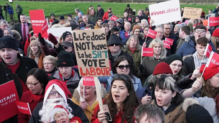 İngiltere İşçi Partisi, iktidar partisine son 20 yıldaki en büyük farkı attı