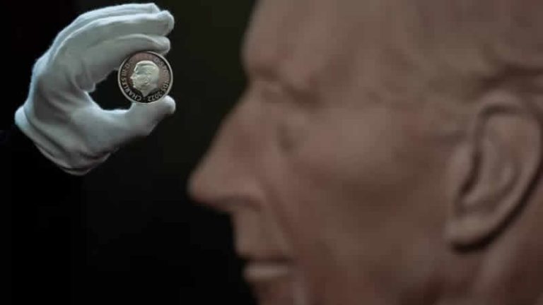 İngiltere Kralı 3. Charles’ın portresinin yer aldığı ilk madeni paralar basıldı