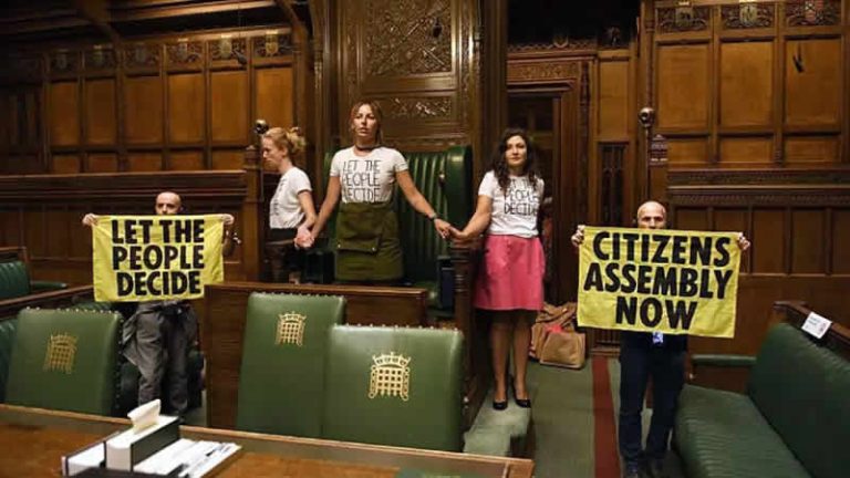 İngiltere’de çevreci göstericiler kendilerini Avam Kamarası başkanının koltuğuna yapıştırdı