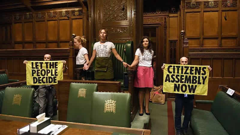 İngiltere’de çevreci göstericiler kendilerini Avam Kamarası başkanının koltuğuna yapıştırdı