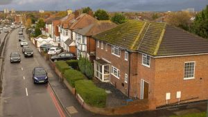 İngiltere’de konut fiyatları beklentilerin üzerinde arttı