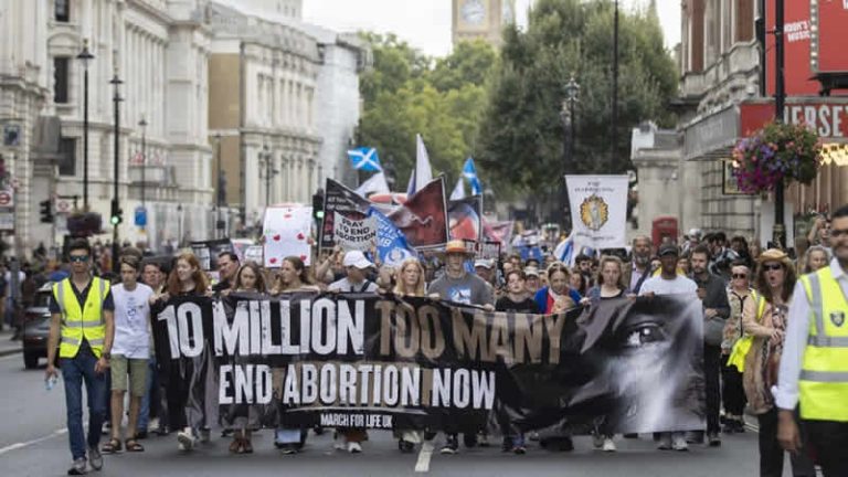 Londra’da kürtaj karşıtları ve yanlıları gösteriler düzenledi