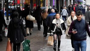 İngiliz Tüketiciler Ekonomiye Güvenini Kaybediyor, Harcamalarını Azaltıyor