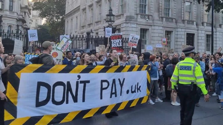 İngiltere’de ‘Faturalarınızı ödemeyin’ kampanyası giderek büyüyor