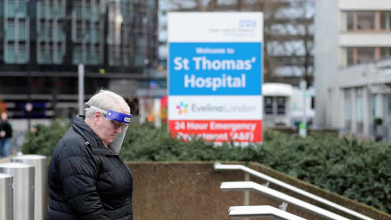 İngiltere’nin Covid uyarı seviyesi 3’ten 2’ye düşürüldü