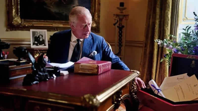 Kral Charles ilk defa “kırmızı kutu” ile birlikte görüntülendi