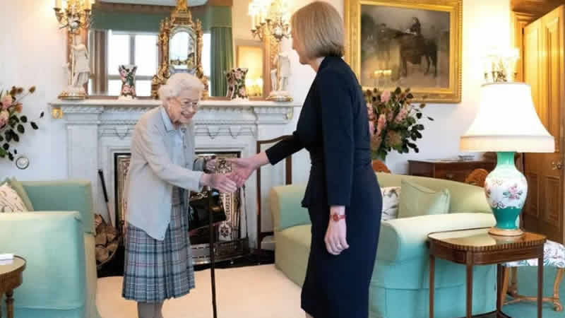 Kraliçe Elizabeth, hükümeti kurmak için Liz Truss’u görevlendirdi