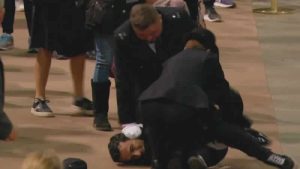 Kraliçe Elizabeth’in tabutuna saldıran saldırgan polisler tarafından yakalandı