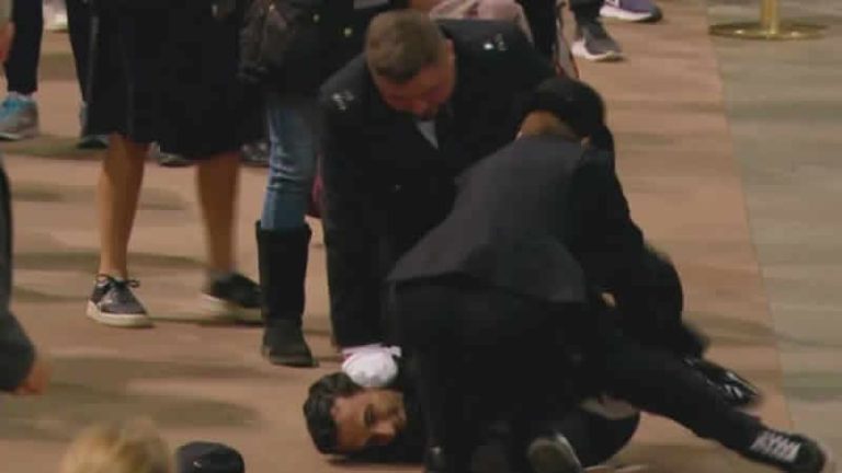 Kraliçe Elizabeth’in tabutuna saldıran saldırgan polisler tarafından yakalandı