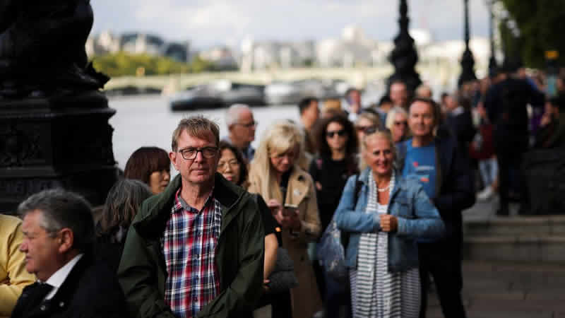 Londra’da Kraliçe II. Elizabeth için 11 saatlik ‘veda’ kuyruğu
