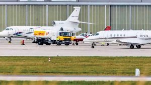 Özel uçaklarla Türkiye’den Avrupa’ya göçmen kaçıran çeteye operasyon