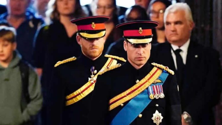 Torunları, İngiltere Kraliçesi 2. Elizabeth’in tabutu başında nöbet tuttu