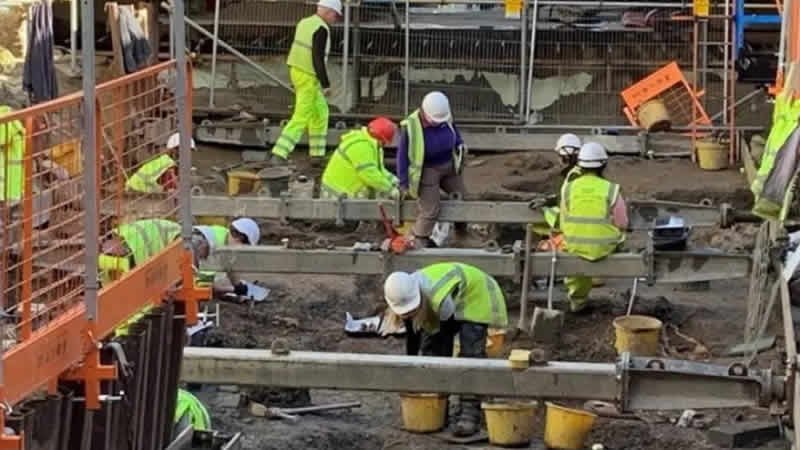 Galler’de eski bir mağazanın altında Orta Çağ’dan kalma iskeletler bulundu