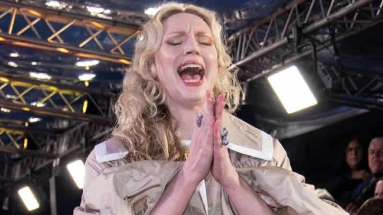 Game of Thrones yıldızı Gwendoline Christie Londra’daki galayı gölgede bıraktı