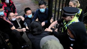 Hong Konglu protestocu Manchester’daki Çin Konsolosluğu’nda dövüldü