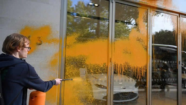 İklim aktivistleri Londra merkezindeki araba galerisini turuncuya boyadı