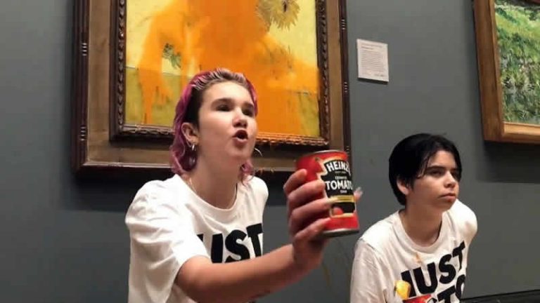 İklim aktivistleri Van Gogh’un tablosunun üzerine çorba döktü