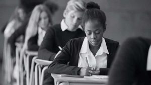 İngiliz okullarındaki siyahi kadınların üçte biri, ırkçılığa maruz kalıyor