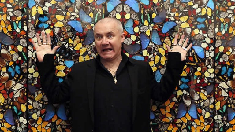 İngiliz sanatçı Damien Hirst, NFT’si satılan yüzlerce eserini yakıyor