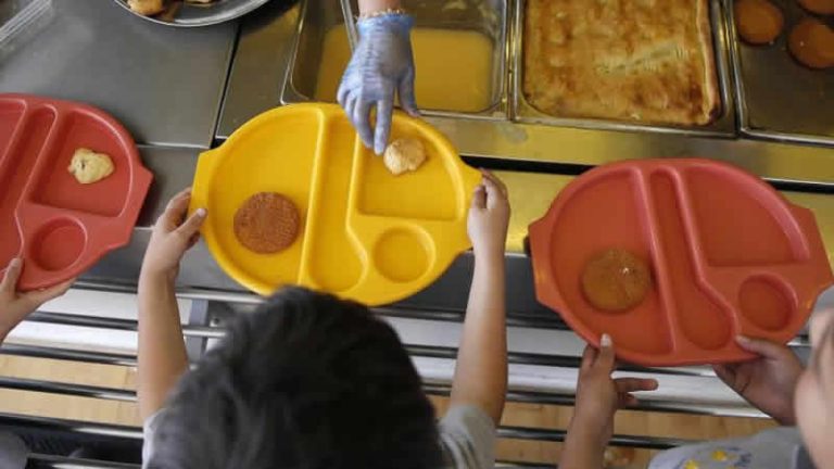 İngiltere hükümetine okullarda ücretsiz yemeğin kapsamını genişletme çağrısı