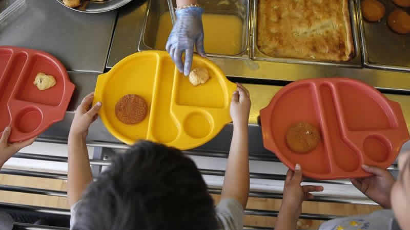 İngiltere hükümetine okullarda ücretsiz yemeğin kapsamını genişletme çağrısı
