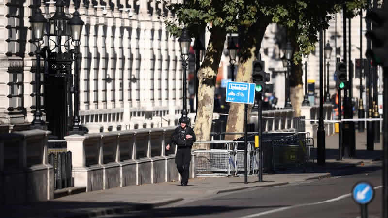 İngiltere’de Downing Street yakınlarında şüpheli paket paniği