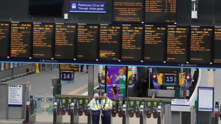 İngiltere’de demir yolu işçilerinin grevi sürecek