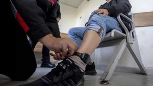 İngiltere’de elektronik kelepçe takılan sığınmacı hükümete dava açtı