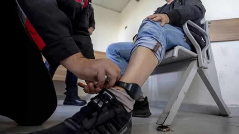 İngiltere’de elektronik kelepçe takılan sığınmacı hükümete dava açtı