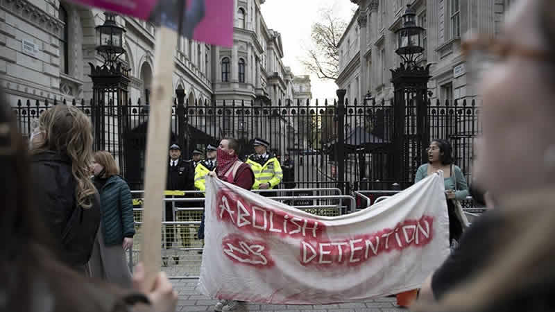  İngiltere’de sığınmacılar için “merhametli sistem” uygulanması çağrısı