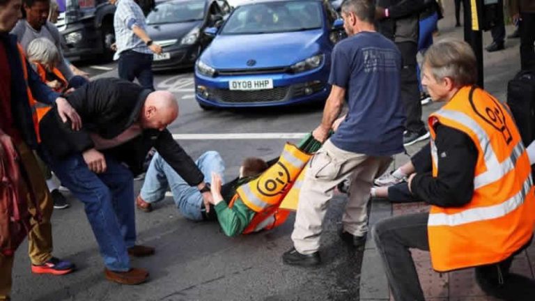 Londra’da sürücüler, Just Stop Oil eylemcilerini yerlerde sürükledi