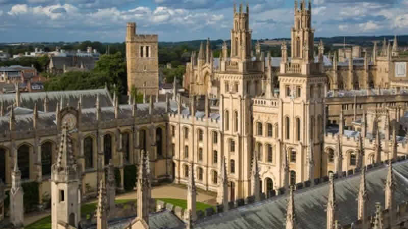 Mezunları iş bulamayan İngiliz üniversiteleri ceza riskiyle karşı karşıya